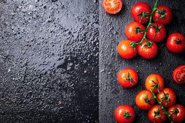 Fresh Tomatoes Branch Stone Board Black Background High Quality Photo — Stockfoto
