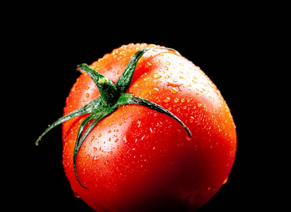 Jeden Dojrzały Pomidor Stole Czarnym Tle Wysokiej Jakości Zdjęcie — Zdjęcie stockowe