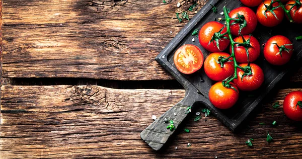 Los Tomates Frescos Sobre Rama Sobre Tabla Cortar Sobre Fondo — Foto de Stock