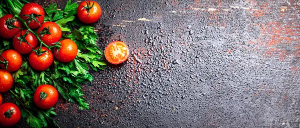 Frische Tomaten Auf Einem Zweig Mit Petersilie Vor Einem Dunklen — Stockfoto