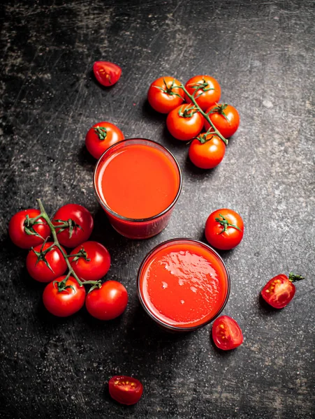 新鮮なトマトジュース 黒を背景に 高品質の写真 — ストック写真