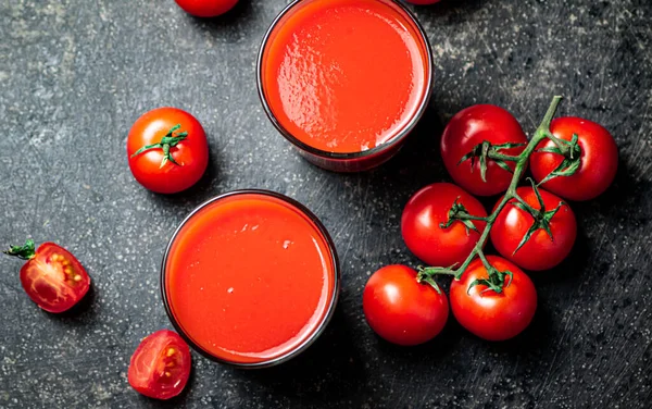 Verse Tomatensap Een Zwarte Achtergrond Hoge Kwaliteit Foto — Stockfoto