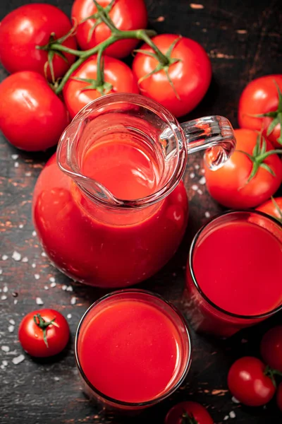 トマトジュースのフルジャグ 素朴な暗い背景に 高品質の写真 — ストック写真