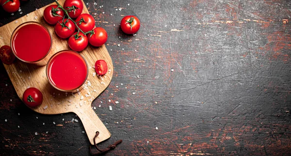 Suco Tomate Copos Uma Placa Corte Madeira Fundo Escuro Rústico — Fotografia de Stock