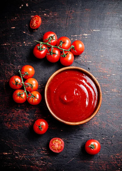 Sos Pomidorowy Drewnianym Talerzu Ciemnym Tle Wysokiej Jakości Zdjęcie — Zdjęcie stockowe