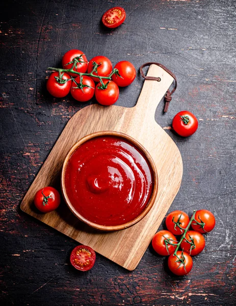 Tomato Sauce Wooden Cutting Board Dark Background High Quality Photo — стоковое фото
