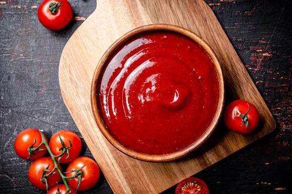 Tomato Sauce Wooden Cutting Board Dark Background High Quality Photo — Stockfoto