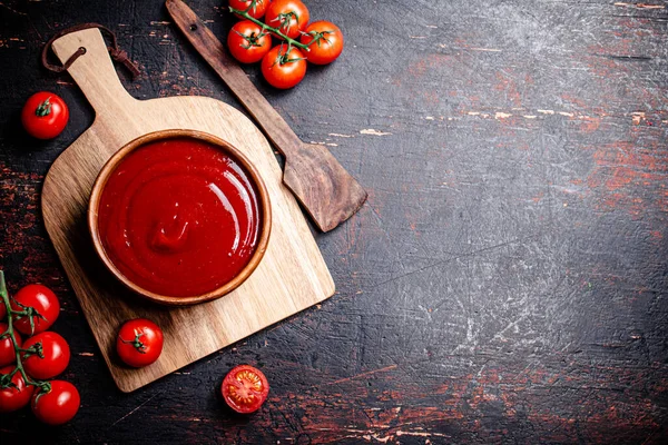 Tomato Sauce Wooden Cutting Board Dark Background High Quality Photo — Stock Photo, Image