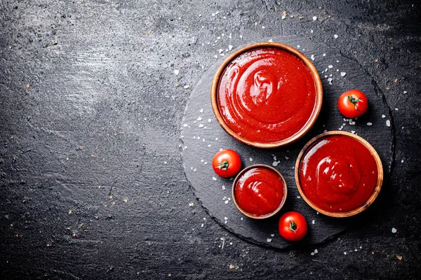 番茄酱放在石板上的木制盘子里 在一个黑色的背景 高质量的照片 — 图库照片