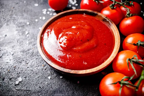 Plate Tomato Sauce Pieces Salt Black Background High Quality Photo — стоковое фото