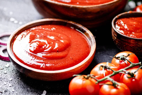 Tomato Sauce Wooden Plate Black Background High Quality Photo — Stock Photo, Image
