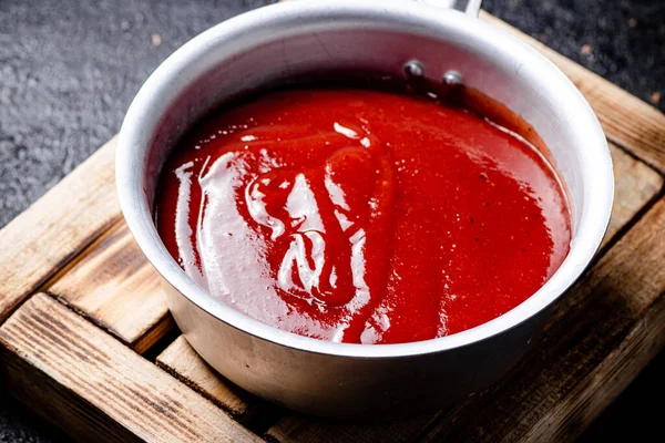 Tomato Sauce Wooden Tray Black Background High Quality Photo — Stock Photo, Image