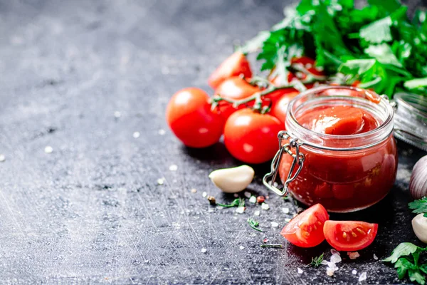 파슬리와 마늘을 곁들인 유리병에 토마토 소스를 넣는다 배경에 고품질 — 스톡 사진