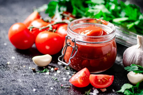 Tomatensauce Glas Mit Petersilie Und Knoblauch Auf Schwarzem Hintergrund Hochwertiges — Stockfoto