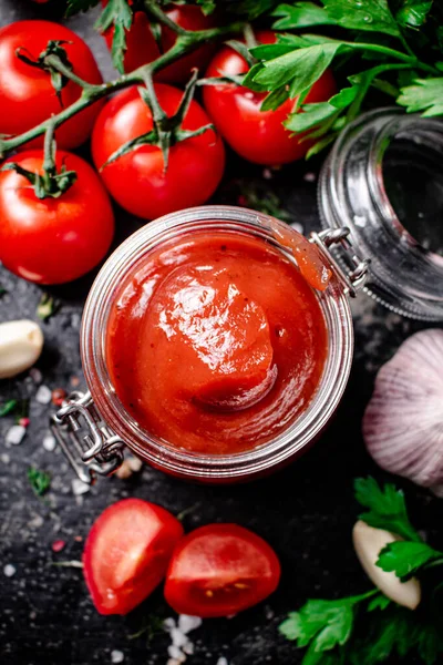 Salsa Tomate Frasco Vidrio Con Perejil Ajo Sobre Fondo Negro — Foto de Stock