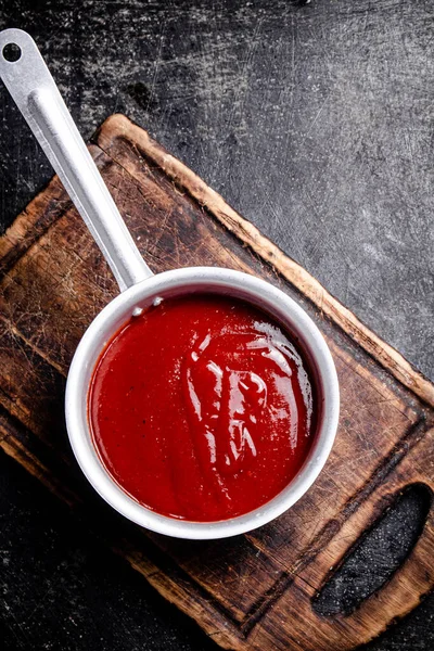 Saus Tomat Papan Potong Kayu Dengan Latar Belakang Hitam Foto — Stok Foto