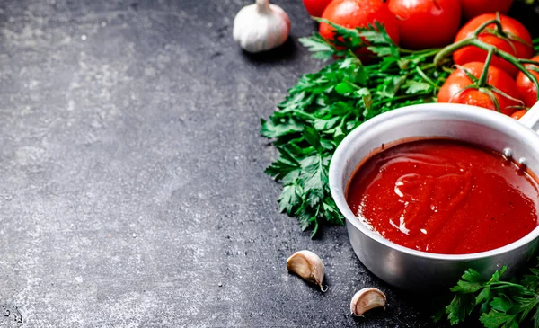 Tomato Sauce Sauce Roll Parsley Black Background High Quality Photo — стоковое фото