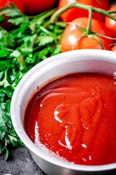 Sos Pomidorowy Sosie Pietruszką Czarnym Tle Wysokiej Jakości Zdjęcie — Zdjęcie stockowe