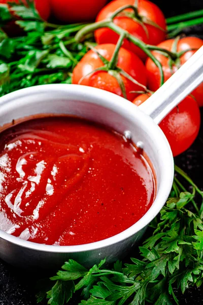 Sauce Tomate Dans Rouleau Sauce Persil Sur Fond Noir Photo — Photo