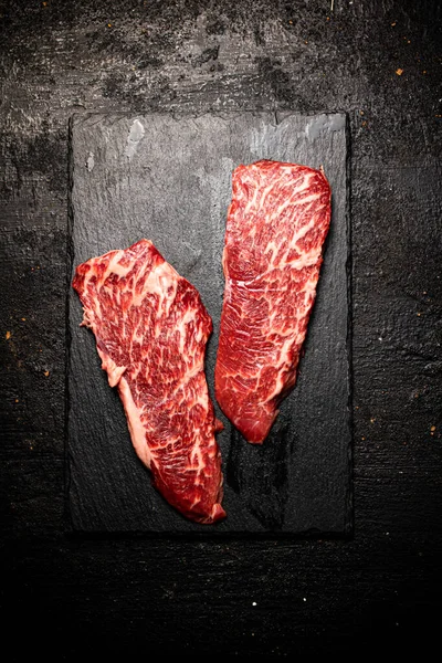 Syrový Steak Kamenné Desce Černém Pozadí Kvalitní Fotografie Stock Fotografie
