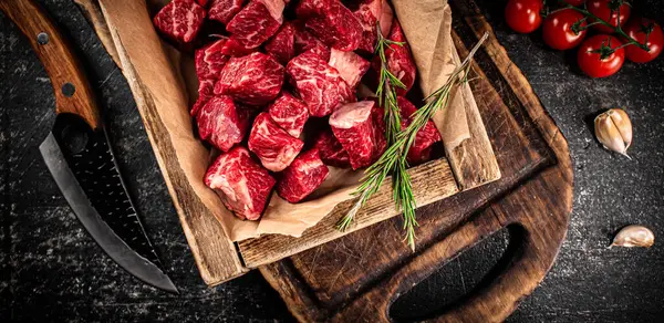 Pieces Raw Beef Wooden Tray Black Background High Quality Photo — Foto Stock
