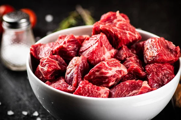 Sliced Pieces Raw Beef Bowl Black Background High Quality Photo — стоковое фото