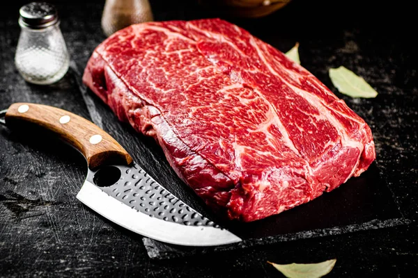 Carne Cruda Una Tabla Piedra Con Cuchillo Sobre Fondo Negro —  Fotos de Stock