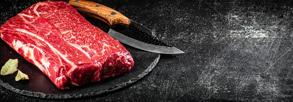 Carne Cruda Una Tabla Piedra Con Cuchillo Sobre Fondo Negro — Foto de Stock