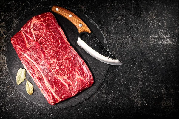 Carne Cruda Una Tabla Piedra Con Cuchillo Sobre Fondo Negro —  Fotos de Stock