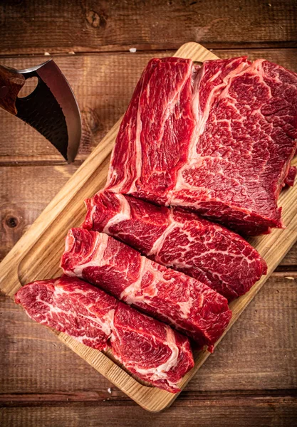 Raw Beef Cutting Board Knife Wooden Background High Quality Photo — Φωτογραφία Αρχείου