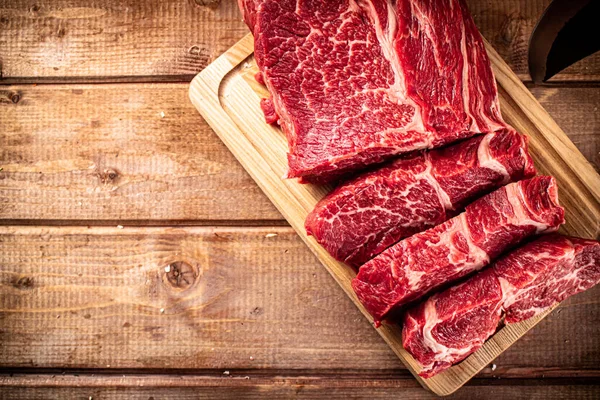 Carne Cruda Una Tabla Cortar Con Cuchillo Sobre Fondo Madera —  Fotos de Stock