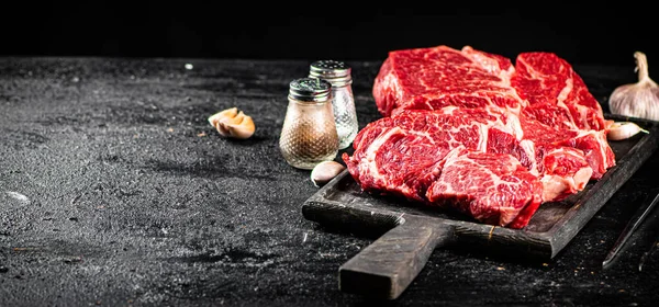 Raw Beef Cutting Board Black Background High Quality Photo — Fotografia de Stock