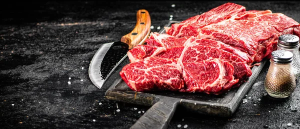 Raw Beef Cutting Board Knife Black Background High Quality Photo — ストック写真