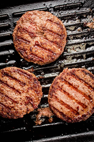 Grilled Burger Frying Pan Black Background High Quality Photo — Fotografia de Stock