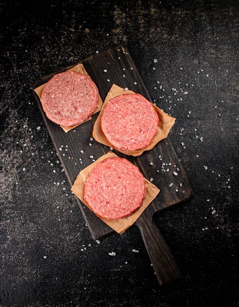Raw Burger Cutting Board Black Background High Quality Photo — Fotografia de Stock