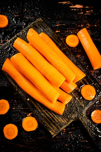 Pieces Whole Fresh Carrots Cutting Board Dark Background High Quality — Fotografia de Stock