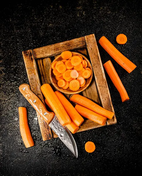 Whole Sliced Carrots Wooden Tray Black Background High Quality Photo — Fotografia de Stock
