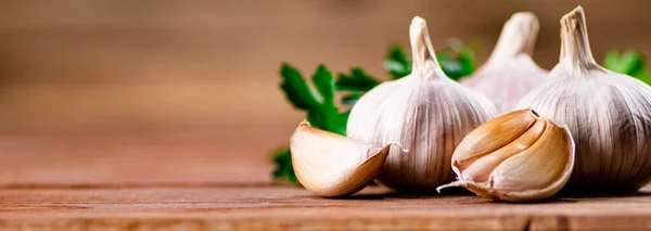 Cloves Fresh Garlic Parsley Wooden Background High Quality Photo — Stockfoto