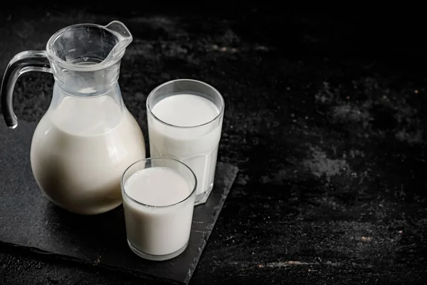 Молоко Глечику Столі Чорному Тлі Високоякісна Фотографія — стокове фото