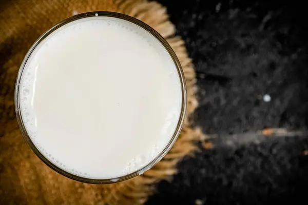 Повна Склянка Свіжого Молока Серветці Чорному Тлі Високоякісна Фотографія — стокове фото