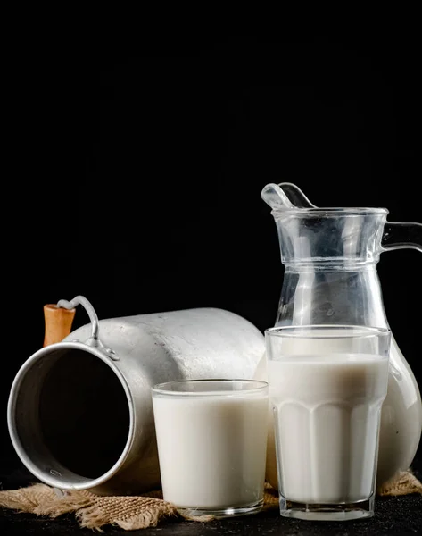 Свіже Домашнє Молоко Столі Склянці Чорному Тлі Високоякісна Фотографія — стокове фото