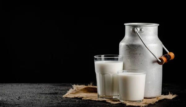 Rustic Milk Can Glass Table Black Background High Quality Photo — Fotografia de Stock