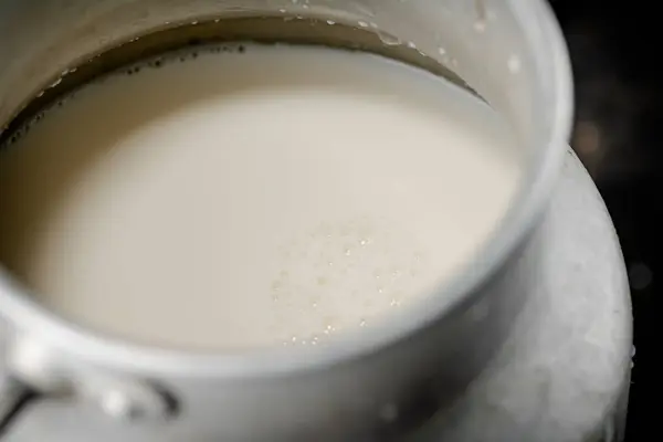 Fresh Milk Can Table Black Background High Quality Photo —  Fotos de Stock