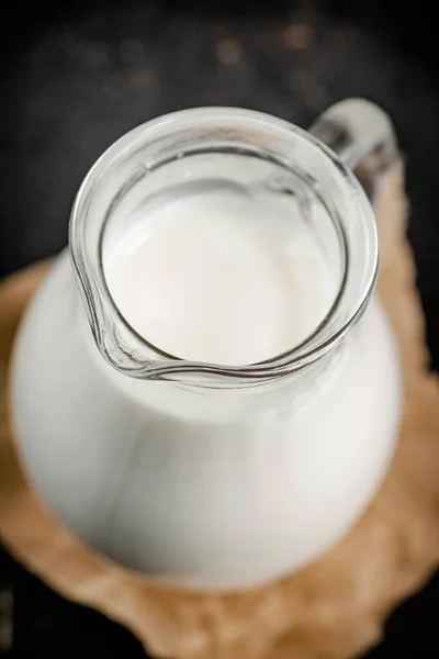 Повний Глечик Свіжого Молока Чорному Тлі Високоякісна Фотографія — стокове фото