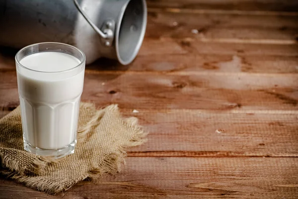 Стакан Домашнього Сільського Молока Дерев Яному Тлі Високоякісна Фотографія — стокове фото