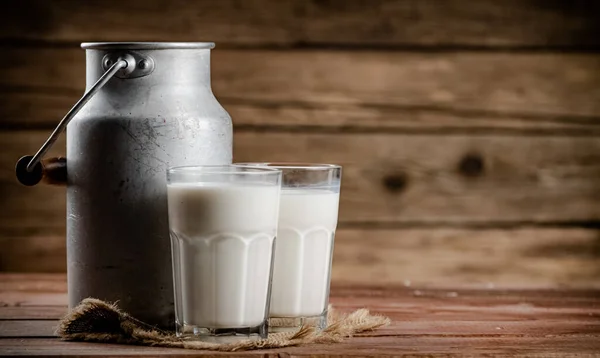 Стакан Домашнього Сільського Молока Дерев Яному Тлі Високоякісна Фотографія — стокове фото