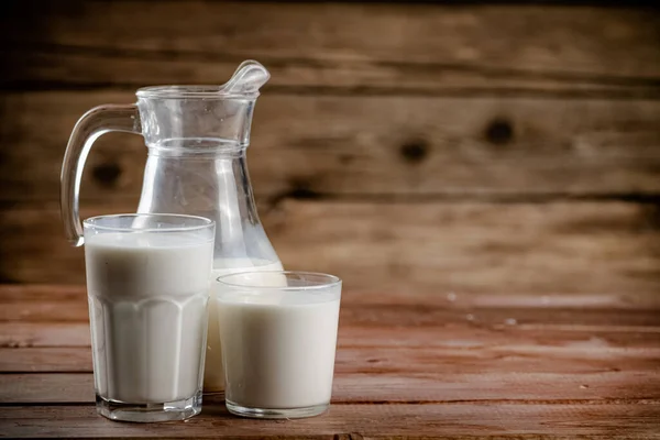 Milk Jugs Glasses Wooden Background High Quality Photo — 스톡 사진