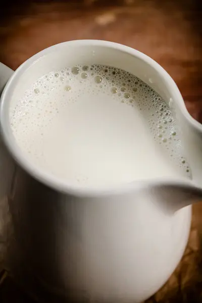 Яйце Свіжого Молока Столі Дерев Яному Тлі Високоякісна Фотографія — стокове фото
