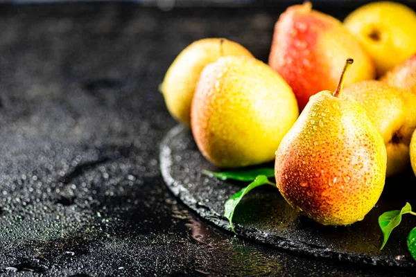 Ripe Pears Leaves Stone Board Black Background High Quality Photo — Zdjęcie stockowe