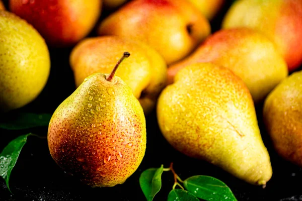 Pears Fresh Black Background High Quality Photo — 图库照片